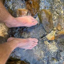 Mittagspause und Kühlung der Füße nach 15 von 28 km