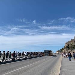 Man kann auch mit dem Bus bis ran fahren.😅