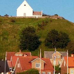 Die alte Kirche aus dem 13. Jh. auf dem Kliff