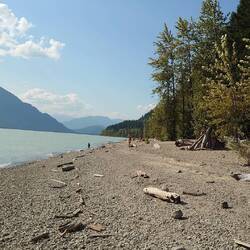 Strand am Lillooet Lake - direkt vor der Campertüre