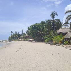 Der Strand mit seinen kleinen Hütten, Restaurants und Hostales