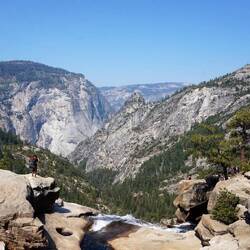 Oben, auf einem Wasserfall, der vor uns ins Tal fällt