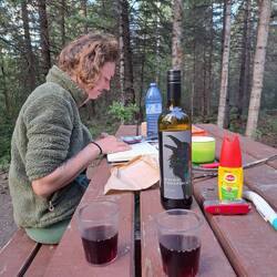 Tagebuch schreiben beim Gläschen Wein.