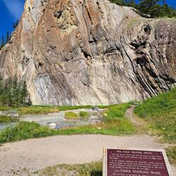Quelle mit Mineralienauswaschungen (und Infotafel!)