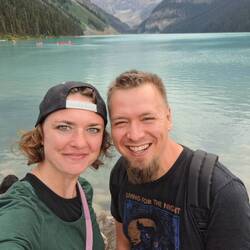 Lake Louise mit zwei Touris!