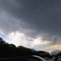 Regenguss, hier noch in der Ferne.