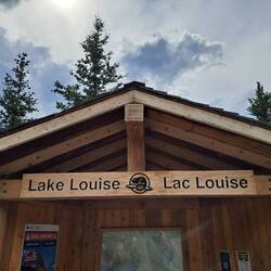 Das Willkommenshäuschen mit Infotafeln (Henne liebt Infotafeln!)