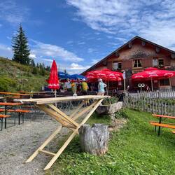 Die Burglhütte präpariert sich zum Gottesdienst!