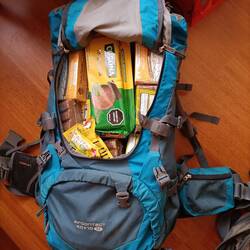 On a décidé d'abandonner nos vêtements pour ramener un max de bouffe