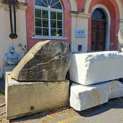 Da wären noch ein paar Steinbrüche... könnten dann jeder Zeit mal abgeholt werden 🤭🙃