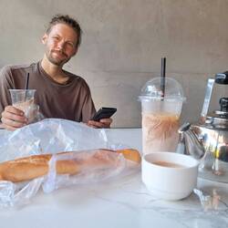 Erbe der französischen Kolonialzeit: Kaffee und leckere Baguettes