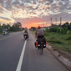 Mit den ersten Sonnenstrahlen über die Grenze