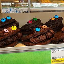 Hmmm? 🤣 Muffins? Maybe icing stuffed cookies 🍪🙃