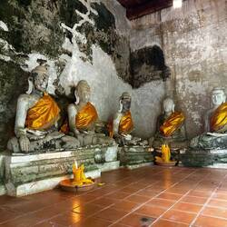 Mönchsfiguren im Felsentempel