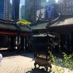 Inmitten der Wolkenkratzer finden sich immer wieder kleine Tempel