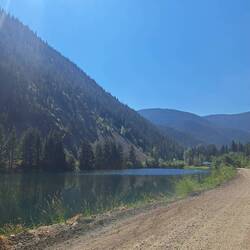 Die Straße am See mit genau einer Kurve 😅