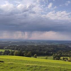 Ohne Zug. Gewitterschauer ziehen auf.