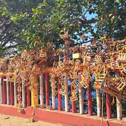 Schwangere binden hier Kinderbetten an und bitten damit um Schutz für ihre Kinder