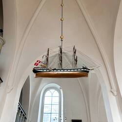 Model Boot in einer Kirche