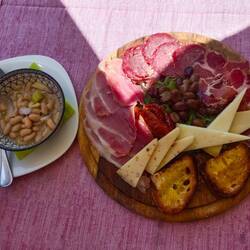 Tavola di salumi, formaggi e olive + Insalata di fagioli