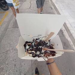 Loukoumàdes+Helado de yogurt griego+chocolates y miel de canela