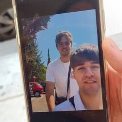 Pedro lleva en silla de ruedas a Cayetano para llevarle a un especialista de narices