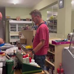 Der Chef selbst hat abgeschnitten, eingepackt und kassiert. Die Griechen sind eben wahnsinnig nett..