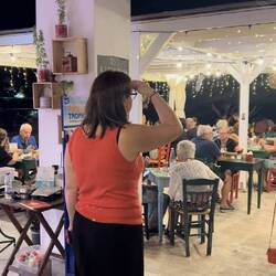 Marietta schaut immer aufmerksam nach den Gästen