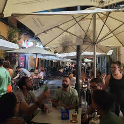 In den Gassen geht es ab 🎶🎉🥂