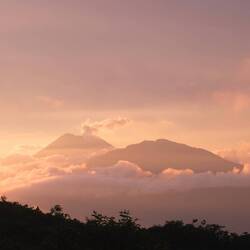 San Cristobal (links), der höchste Vulkan in Nicaragua