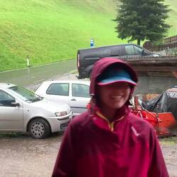 Pause - Regenhosen anziehen - die Stimmung ist gut