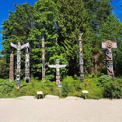 Die Totempfähle mit Infotafeln der Totems, einige sogar mit Hintergrundgeschichten!