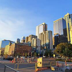 Blick auf die Stadt vom Wasser aus.