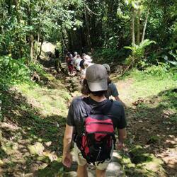 Um in die Stadt zu kommen, mussten wir nach der Wanderung 1200 Stufen hoch. Und dann wieder runter.