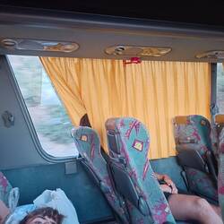 Dormidos en el bus para empezar la ruta del tesoro