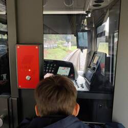 Natürlich wieder direkt hinterm Fahrer