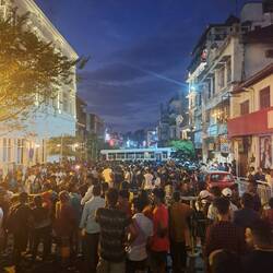 Abends Straßensperren mit Einlassstopps wegen überfüllter Straßen