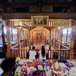 Im Zahntempel vorm Schrein, in welchem Buddhas linker oberer Eckzahn aufbewahrt wird