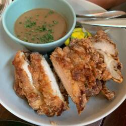 Fried chicken with gravy