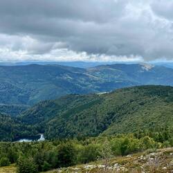 Unten Lac du Ballon, hinten rechts Petit Ballon