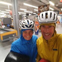 wir ahnen noch nix von der Einladung, haben aber trotzdem schon gute Laune