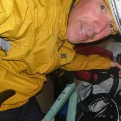 für Markus bleibt im Transportbus nur noch Platz bei den Velos