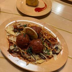 Feuerblumen-Spaghetti und Tiramisu im ?-Block.