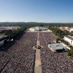 Picture showing the crowd size during a Shrine of Fatima event. Source: tombazis.com