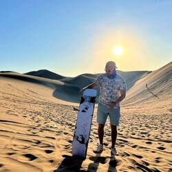 Sandboarding beim Sonnenuntergang