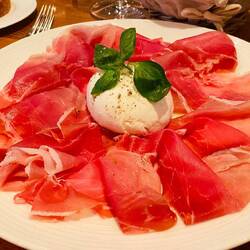 Büffel Mozarella mit Parmaschinken