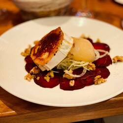 Gegrillter Ziegenkäse mit roter Beete und Fenchelsalat