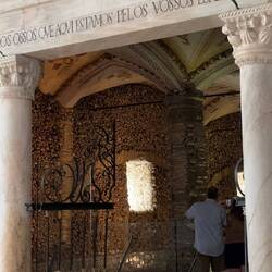 Nos ossos que aqui estamos pelos vossos esperamos. (We bones, are here, waiting for yours)