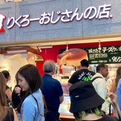 Queue in front of cheesecake shop
