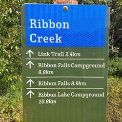 Ein sehr harmlos aussehendes Schild. Wie eine Eisbergspitze.